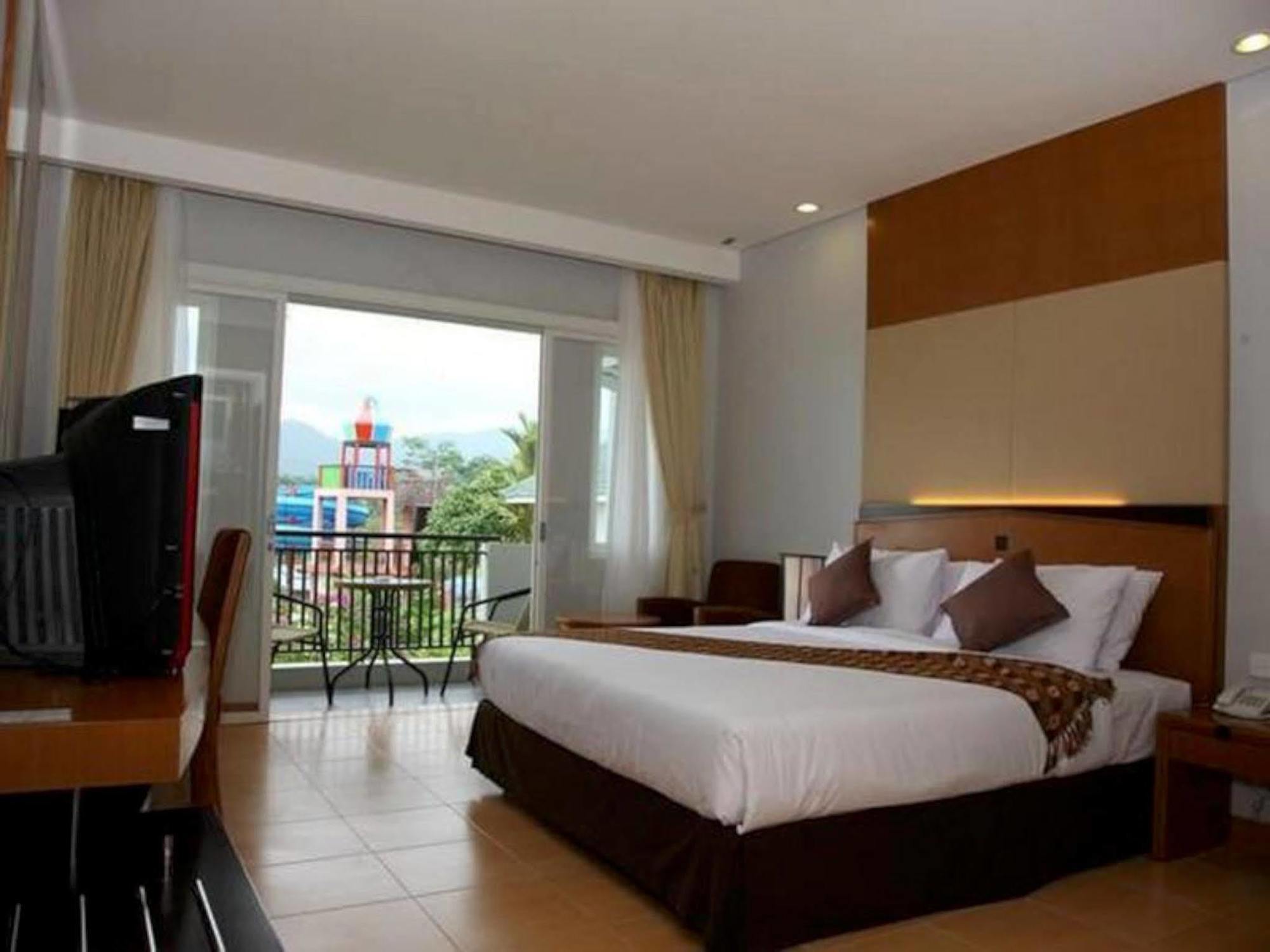 Green Valley Resort Purwokerto Exterior photo